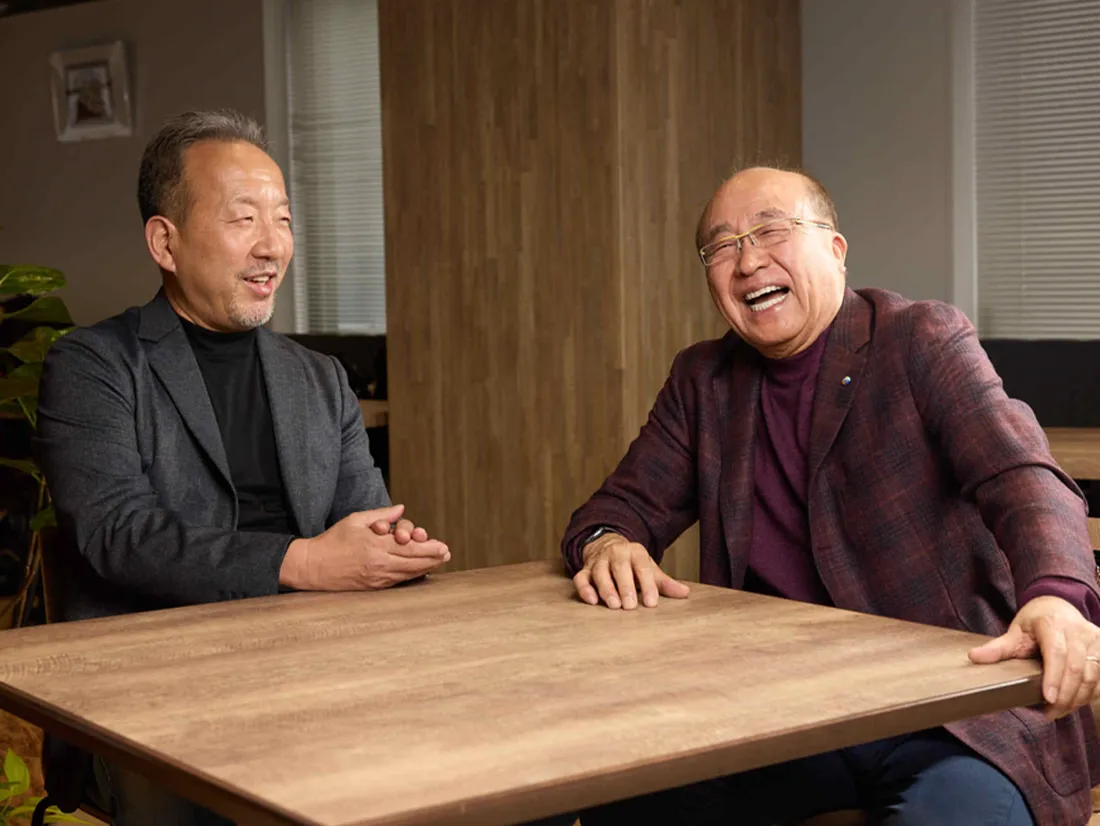 株式会社 FRACORA 代代表取締役会長　堀内 泰司　/　代表取締役社長CEO　香山 誠